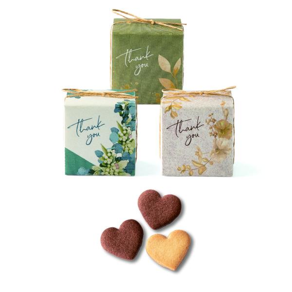 シックなボタニカルデザインの小箱。＜サイズ＞50×50×53mm＜商品内容＞ハートクッキー（プレーン 1・ココア2）3種アソート、※色の指定はできません。アレルゲン：小麦・卵・乳成分<賞味期限>6ヶ月※こちらの商品は5個単位での...