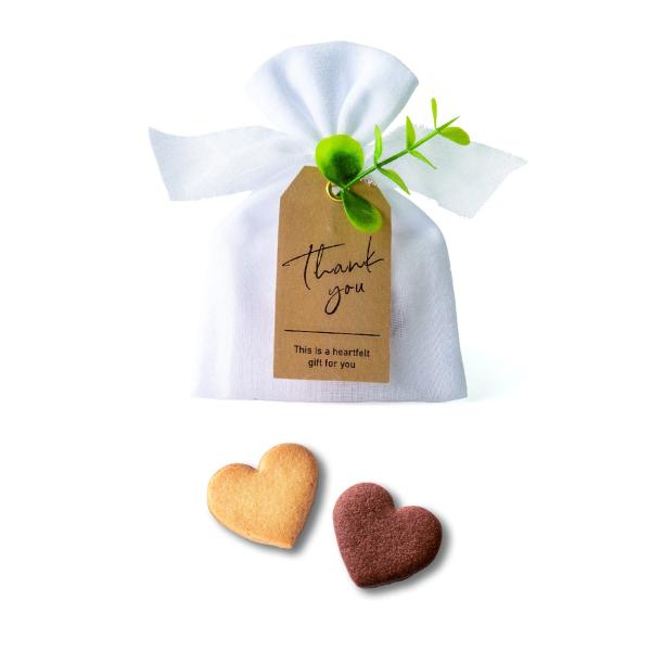 コットン生地の袋に入ったやさしい手触りと風合いのプチギフトです＜サイズ＞25×90×120mm＜商品内容＞ハートクッキー（プレーン・ココア）×各1アレルゲン：小麦・卵・乳成分<賞味期限>6ヶ月※こちらの商品は5個単位でのご注文を...