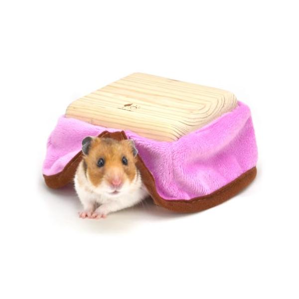 ジャンガリアン、ゴールデンハムスター用メーカー：サンコー（SANKO）サイズ：約幅110×奥行110×高さ67mm(おふとん部分がふわっとなると幅150×奥行150mmくらいになります・天板部分：約縦100x横100mm)