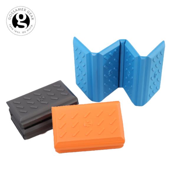 座って休憩の際に便利なシットパッド。折り畳みのできる軽量座布団です。【SPEC】品番：GSCU0086素材：PE/EVAサイズ：縦26cm 横33.87cm 厚み0.6cm折畳時サイズ：縦8.9cm 横13.5cm 厚み5.1cm重量：49g