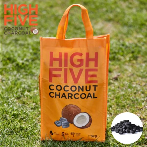 燃焼性と火付きの良さ、灰の少なさが特徴で、とても使い勝手の良い炭です。スリランカの不要なヤシの実の殻を原料にしており、森林減少や二酸化炭素排出という環境問題に貢献するエコ燃料で、5時間ほどの燃焼が可能(FORCE technologyより)...