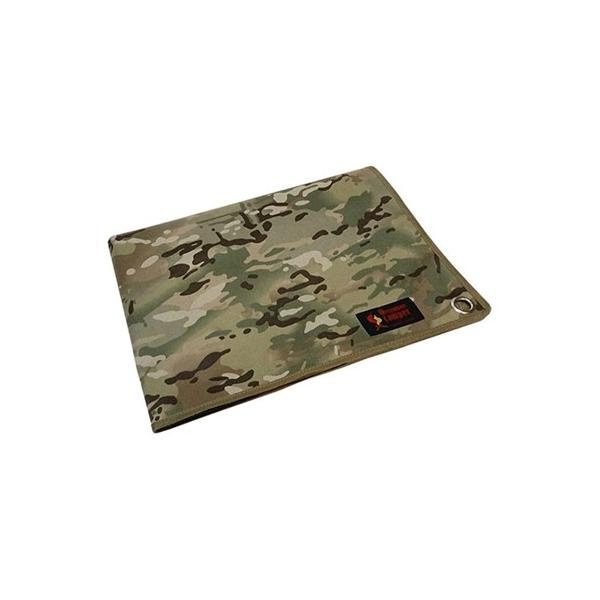 裏面に防水加工が施されたグランドシートです。シンプルな無地デザイン。角に施されたハトメにペグ(杭)を打ち、風によるめくれ上がりを防ぐことができます。軍幕やミリタリーテイストのアウトドアスタイルにぴったりのアイテムです。1〜2人程で使えるSサ...