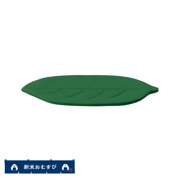 おばあちゃん猫はおむすび名人。握られたおむすびたちの、まあ誇らしげなこと！新米の炊き立てごはんはそれだけでごちそう♪おつけものをお伴に、おかわりが止まりません。にぎりたてのおむすびたちがにぎにぎしく勢ぞろい。おむすびたちも嬉しそう！おむすび...