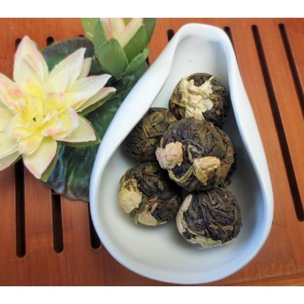 プーアル生茶を丸く整形する際に、ジャスミンの花を加えて整形した工芸茶タイプになります