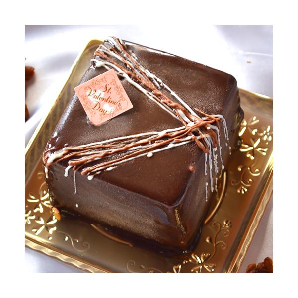 濃厚チョコレートアイスの間には、サクサクのクラッカーと、ラム酒シロップをかけたココアスポンジ、そしてラム酒に漬け込んだレーズンがふんだんに入っています!そして周りはほろ苦いグラサージュでコーティングし大人なデコレーションに仕上げました。※ ...