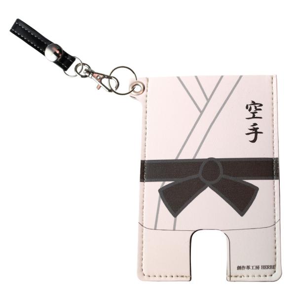 ☆パスケース素材：ポリウレタン合成皮革☆パスケースサイズ：約102×67mm※プリントパスケースの裏面は黒になります。☆ミニストラップ素材：牛革（ナスカンフック付）☆ミニストラップサイズ：約6cm、幅：約1cm（多少サイズに誤差があることが...