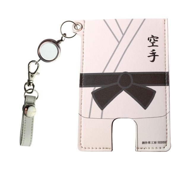 ☆パスケース素材：ポリウレタン合成皮革☆パスケースサイズ：約102×67mm※プリントパスケースの裏面は黒になります。☆ミニストラップ素材：牛革（ナスカンフック付）☆ミニストラップサイズ：約6cm、幅：約1cm☆リール素材：金属製☆リールサ...