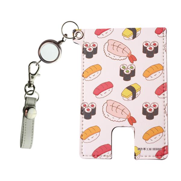 ☆パスケース素材：ポリウレタン合成皮革☆パスケースサイズ：約102×67mm※プリントパスケースの裏面は黒になります。☆ミニストラップ素材：牛革（ナスカンフック付）☆ミニストラップサイズ：約6cm、幅：約1cm☆リール素材：金属製☆リールサ...