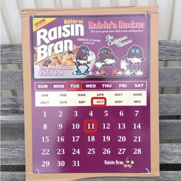 レーズン メタルカレンダー 万年 カレンダー 永久カレンダー カレンダー 金属製看板型万年カレンダー 生活雑貨 生活用品 インテリア雑貨 ティンサイン
