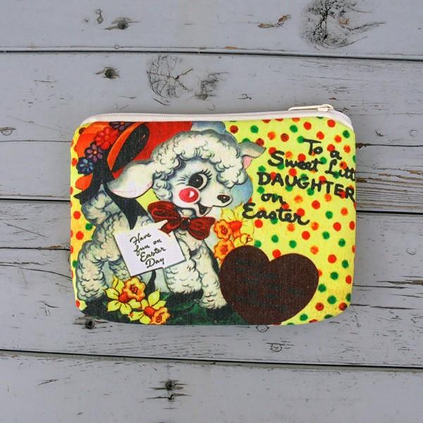 サイズ(約)：高さ14×横19cm素材：コットン製 何でもイイや〜と思って適当なポーチを使っていませんか？ポーチって意外と見られていますよ〜。それにポーチが可愛いと気分も良いですよね。もこもこした毛が温かそうなヒツジのコットンプリントポーチ...