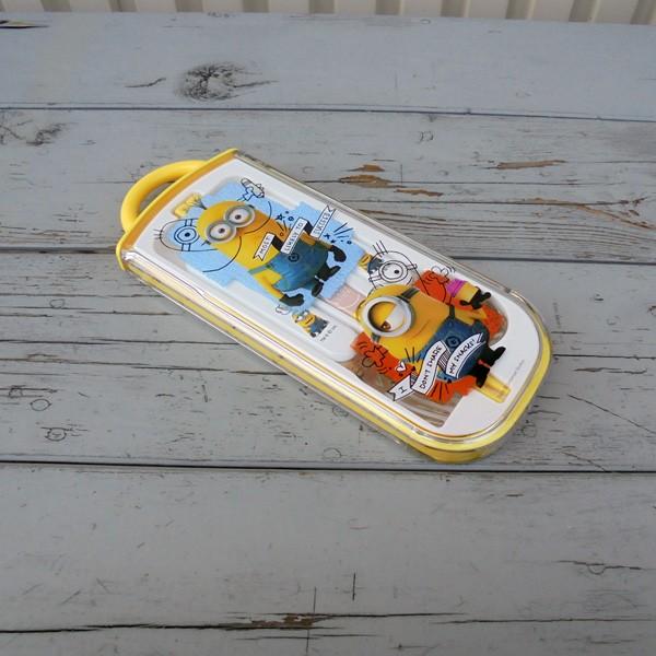 箸長さ(約)：16cmスプーン・フォーク長さ(約)：13cm ケースサイズ(約)：高さ1.7×横20.5×奥行き8cm 素材：ポリプロピレン他ケビンとスチュアートが顔に落書きされたキュートなイラストの可愛いスライド式トリオセットです♪箸とス...