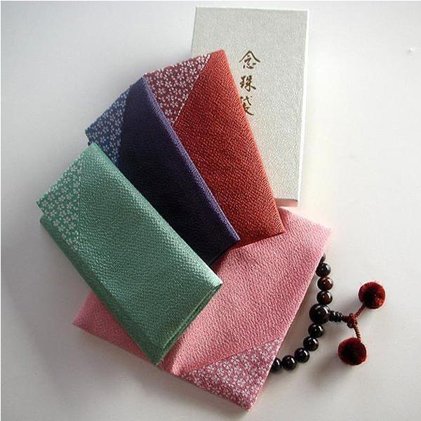 和雑貨には風呂敷(ふろしき・フロシキ)、袱紗(ふくさ・フクサ)、暖簾(のれん・ノレン)、お盆(おぼん・オボン)、ハンカチーフ(はんかちーふ)など素敵なものがたくさんございます。