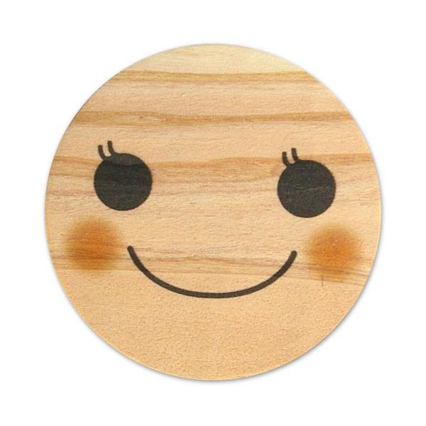 3枚の薄い日田杉を繊維方向を交差させ、貼り合せた天然木コースター。表面には防水加工を施しています。メッセージカードや似顔絵も楽しめるアイテムです。サイズ：Φ85×2ｍｍ価格：200円+税