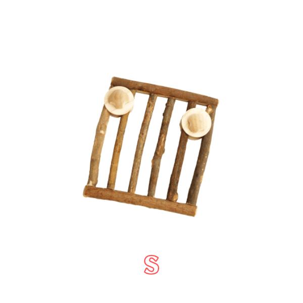 ・竹ピン使用のため安心。・金属は使用していませんので安心。・自然木そのままなので、かじり木として最適です。・ケージに装着するためのウッドネジ×2個付●材質　天然木●サイズ　W160×H150（内外）●対象動物　うさぎ、チンチラ、デグーなど●...