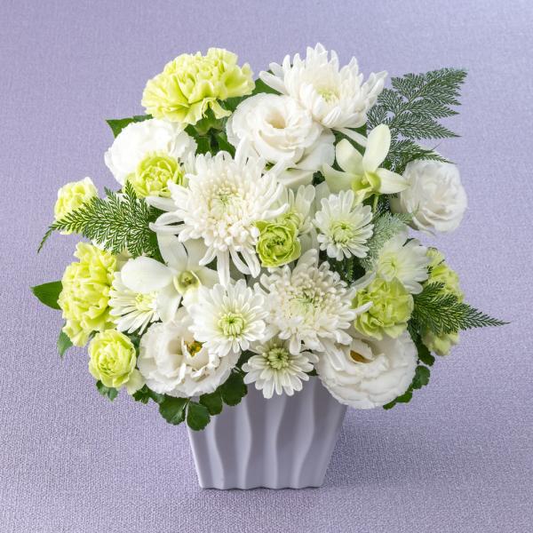 ■お届け 3日後以降でご指定可■注文締切2026/10/28　14:00まで清らかに咲く白い大輪のマムを中心に、カーネーションやラン、グリーンを白い器にアレンジしました。その穏やかさに、心やすらぐメモリアルフラワーです。