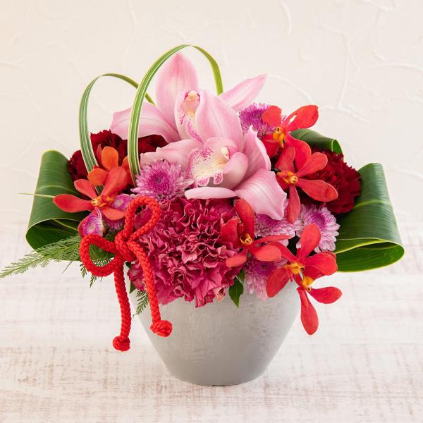 ■お届け 3日後以降でご指定可■注文締切2026/11/27　14:00まで日比谷花壇が自信を持っておすすめする、和をイメージしたアレンジメント。上品なシンビジウムに生き生きとした花々が華やぎと可愛らしさを与えてくれます。ご自宅の和室や玄関...