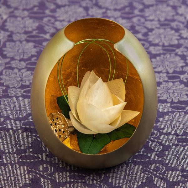 ■お届け 5日後以降でご指定可■注文締切2026/09/25　14:00まで蓮池の一部を再現したイメージでアレンジしたお供え花です。鉄製の卵型の花器の内面に金属箔をあしらい、蓮の花を照らすかのような落ち着いた輝きを放ちます。水面に花開く蓮の...