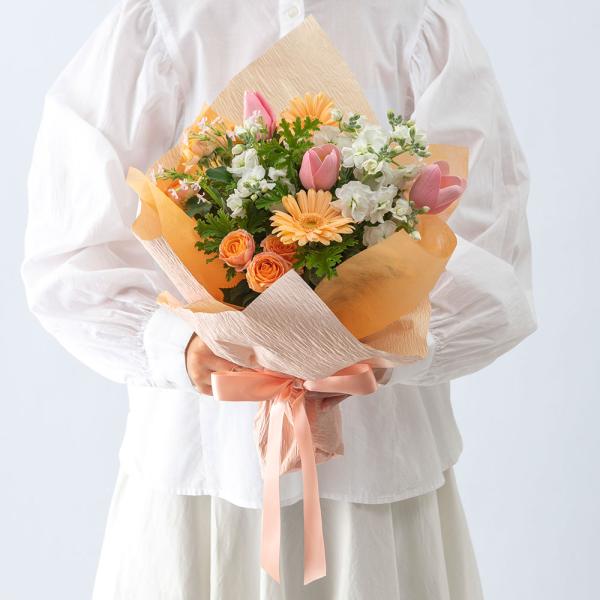 ■お届け2026/1/9 から 2026/1/31まで 3日後以降でご指定可■注文締切2026/01/28　14:00まで1月のお誕生日は、春の光のような花束でお祝いしませんか？ 愛らしいピンクのチューリップに、太陽のように明るいオレンジの...