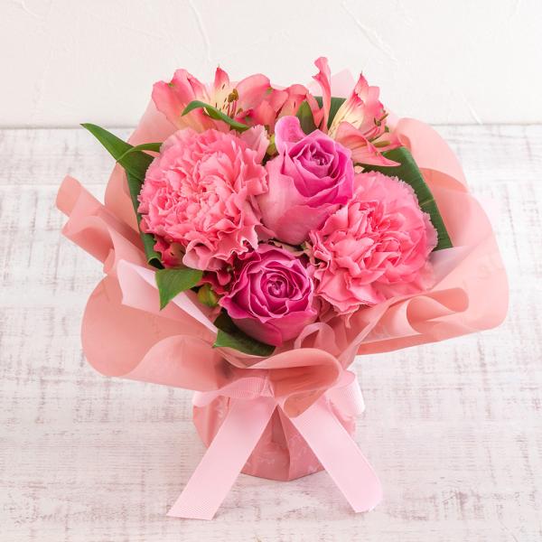 ■お届け 3日後以降でご指定可■注文締切2026/03/28　14:00までお手入れが簡単！スタンディングタイプのブーケで、アレンジメントのようにそのままお飾りいただくことができるの手軽さが人気の商品。ピンク系でロマンティックな雰囲気ですの...