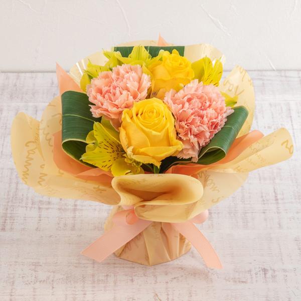 ■お届け 3日後以降でご指定可■注文締切2026/03/28　14:00までお手入れが簡単！スタンディングタイプのブーケで、アレンジメントのようにそのままお飾りいただくことができるの手軽さが人気の商品。ビタミンカラーのオレンジイエローは、女...