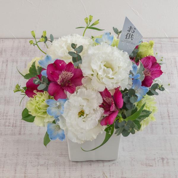 ■お届け 3日後以降でご指定可■注文締切2026/03/28　14:00までアレンジメントなのでそのままお飾りいただくことができ、お届け先様の手をわずらわせません。お供え用として長く飾れるように、カーネーションやリシアンサス、アルストロメリ...