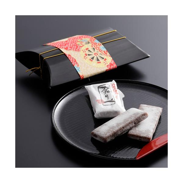 飛騨高山を代表する銘菓といえば何と言ってもこの「かたりべ」。香煎（麦こがし・はったい粉）ときな粉を練りかためた生地に滑らかな糖蜜をかけた柔らかいお菓子です。ANAファーストクラスの機内食でもご利用頂いた飛騨の味です。3個入りですが、ご覧のよ...