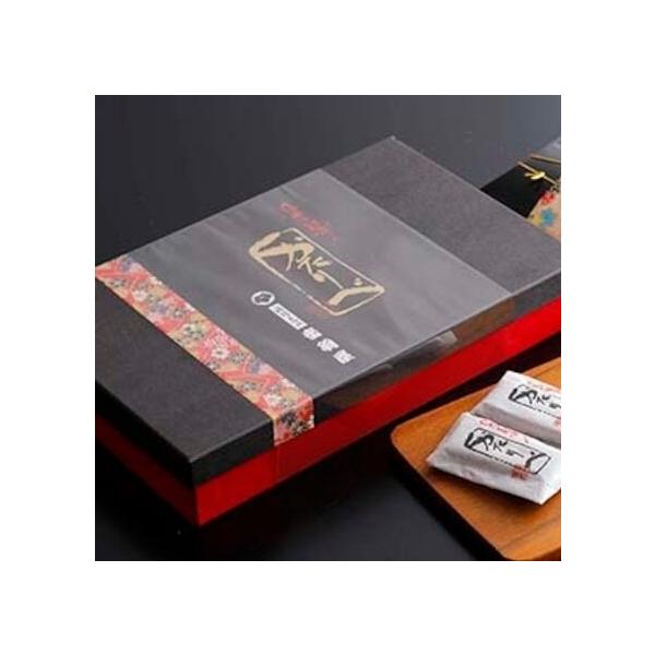 飛騨高山を代表する銘菓といえば何と言ってもこの「かたりべ」。香煎（麦こがし・はったい粉）ときな粉を練りかためた生地に滑らかな糖蜜をかけた柔らかいお菓子です。ANAファーストクラスの機内食でもご利用頂いた飛騨の味です。贈答にぴったりのパッケー...