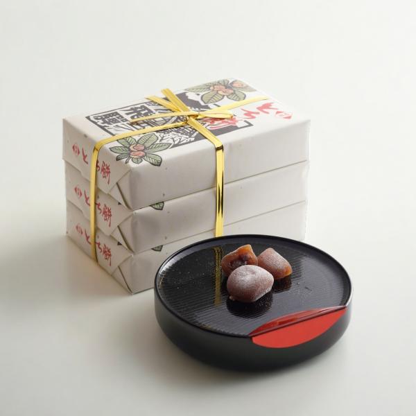 【郷菓とち餅三段 飛騨の特徴】１. 風味豊かな郷菓とち餅を三段で楽しむ贅沢な逸品！「郷菓とち餅三段 飛騨」は、しっとりとしたおもちに小倉餡を包み込んだお菓子です。一口食べれば、もっちりとした食感とともに、あんこの甘みが口いっぱいに広がります...
