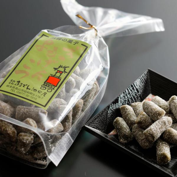 よもぎげんこつは、きなこと水飴、砂糖、よもぎを練り込み、独自の製法で作られる和菓子です。この和菓子の特徴は、もちもちとした食感と、よもぎの風味がふんわりと口いっぱいに広がる美味しさです。自然素材のよもぎの香りが心身をリラックスさせ、ほっとす...