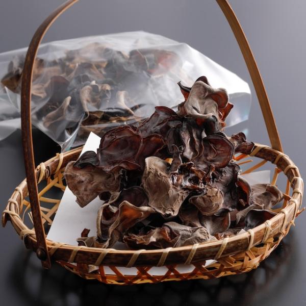 日本で流通しているきくらげはほとんどが中国産。国産のきくらげはなんと約2％?超絶稀少の『飛騨高山産』の乾燥きくらげです。コリコリ食感がたまらないです。内容量　25ｇサイズ（ｃｍ）縦26×横16