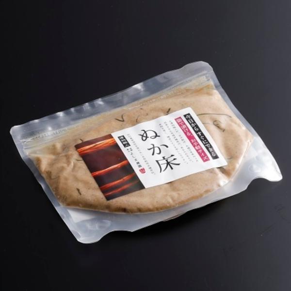 国産の米ぬかを天日塩や昆布で味付けし、漬物専門の職人が古代製法および木桶で冬季4ヵ月をかけて乳酸発酵させた熟成済みのぬか床です。届いたその日から、袋に野菜を入れて冷蔵庫で一晩待てば、美味しい発酵食品ぬか漬けが出来上がります。きゅうり、人参、...