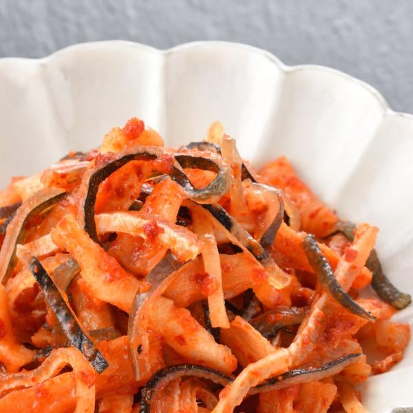 とらふく皮の湯引きと切り干し大根をキムチ味で調味致しました。皮と大根の歯ごたえとキムチ風味が絶妙の一品です。【内容量】・とらふぐ皮キムチ120g【原料原産地】トラフグ（国産養殖）【賞味期限】冷凍365日【アレルギー】魚介類、りんご※この商品...