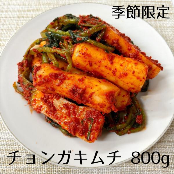 韓国の伝統的な大根キムチです。 カクテキとは違い小ぶりな大根を丸ごとヤンニョムで漬けこんだ食べごたえもあり、コリっとした独特の歯ごたえとさわやかな辛さが特徴の大根です。日本では、なかなか珍しい商品をぜひお試しください。※8月中旬〜10月頃ま...