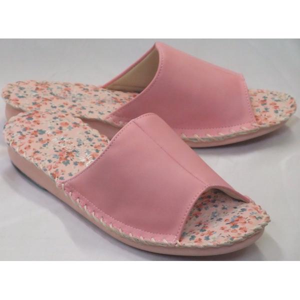 ソフトな合皮アッパーで汚れに強いルームシューズです。足を乗せる部分に小花柄をプリントした可愛いモデルです。靴と同様に木型から設計しているので、左右の足にピッタリフィットします。1足1足ハンドメイドで丹念に仕上げているので、ソフトでしなやかな...