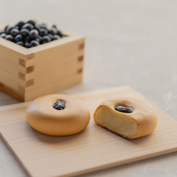 葉山 日影茶屋  みるく饅頭えくぼ10個入EK-10「みるく饅頭えくぼ」ミルク餡をしっとりした生地で包み込んで北海道産の黒豆を添えました。原材料： 【みるく饅頭えくぼ】白生餡（国内製造）、砂糖、小麦粉、加糖れん乳、液卵、脱脂粉乳、バター、黒...