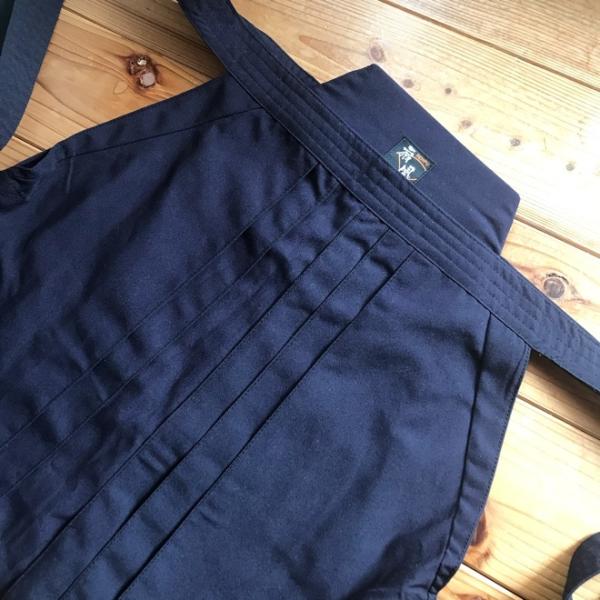 藍染木綿袴に見える高級感抜群のポリエステル袴です！この袴の特徴は1、ポリエステルでありながら材質感、色合いの良さともに、高級藍染袴と見間違う品質2、お洗濯楽々！色落ちせず、型崩れもほとんど無く、利便性は抜群です！3、生地に厚みがあり、見た目...