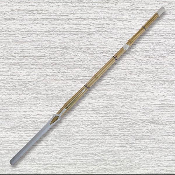 真竹を使用した、上段用の柄長竹刀完成品です。ただ、長い柄を付けているだけでなく、胴張りの箇所から下が長く作ってあります。通常の竹刀(中段用)よりも、上段に適したバランスになっており、片手での打突に適した上段専用の竹刀です。