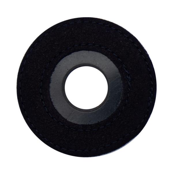 高級鹿革を使用した鍔止めゴムです。鞣した革がとても心地よい薫りがします。藍染の鹿革を使っています。厚みがとても薄く、収まりがいいので竹刀の使いやすさが増します。装着時には中のゴムが折り返しますので竹刀にフィットして簡単に抜けることはありません。