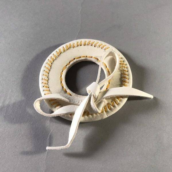 なめし革ツバ止め昔ながらのデザインで固定は革紐を鍔も穴の間を通して弦に回してくくります。革鍔にドリルなどで穴を二か所開けて通す方法もあります）通常の鍔止めゴムに比べると一回り大きく存在感があります。白色の綺麗ななめし革に丁寧に手作業で縫製し...