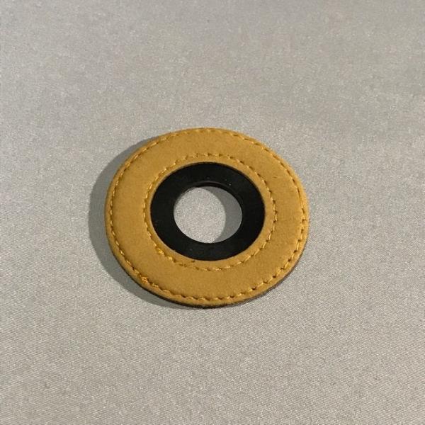 茶革の鍔止めゴムオーソドックスなデザインですが、黒のゴムを茶革で縫製しました。派手さはありませんが、渋く大人向けの雰囲気になっています。通常サイズと太柄の竹刀用のL Lを用意しています。