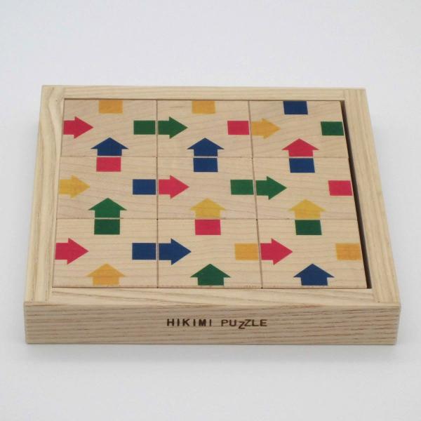 9枚の板を3×3に並べます。板同士が隣り合う部分（12ケ所）すべてに長い矢印を作ってください。この時、矢印の色は同じでなくてはいけません。また、両方向の矢印もだめです。材質：メイプル　箱：広葉樹・ＭＤＦ仕上：無塗装印刷：熱転写サイズ：142...