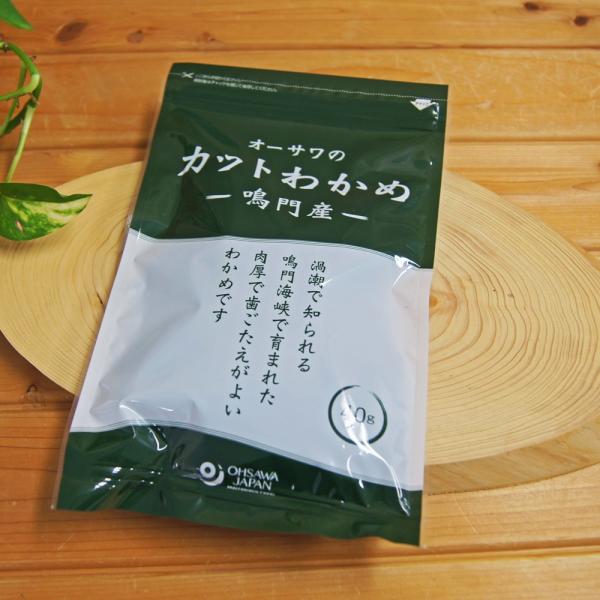 オーサワ、ムソーの自然健康食品。カットわかめ40g、鳴門産。お得な３個セットもございます。鳴門産の乾燥わかめです。肉厚で歯ごたえがよいです。出来上がったおみそ汁、うどん、ラーメンなどに直接入れて便利に使えます。【メーカー名】オーサワジャパン...