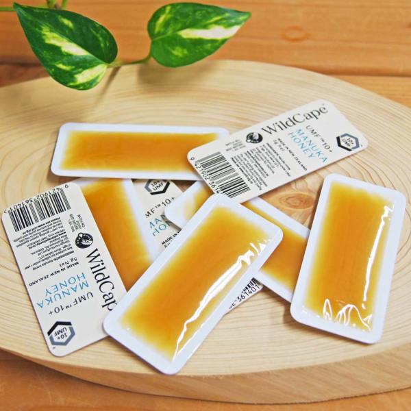 マヌカハニー、ワイルドケープ。UMF10+（MGO260相当）、5g使い切りの５個セットです。オプションで10個と15個のセットもお選びいただけます。旅行など、持ち運びにも便利な5gです。喉のケアに最適です。マヌカ100％天然の純粋蜂蜜。農...