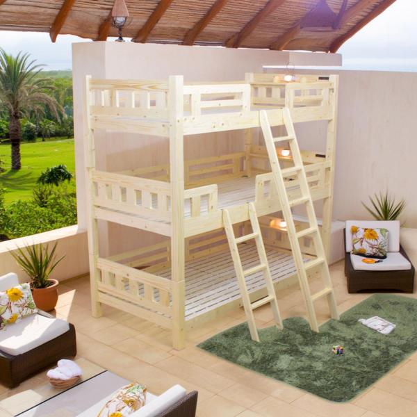 フィンランドパイン材使用 宮棚付き 照明付き 2口コンセント 角柱70mmがっちり シングルベッド可。3段ベッドサイズW104×L209×H198cm。素材フィンランドパイン天然木製。スノコLVL材（積層合板）。ラッカー塗装。商品重量(kg...