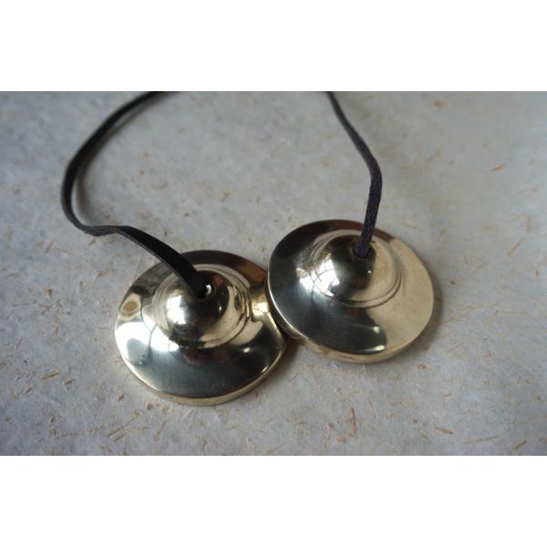 『癒しの音色』シンプルなティンシャ目を閉じでティンシャを鳴らして見て下さい♪とっても落ち着く音色です。●高音の透き通るような音色。●ティンシャの音色と波動には空間の浄化、リラックス、精神集中させる力があります。●ネパールより現地で1つずつ選...