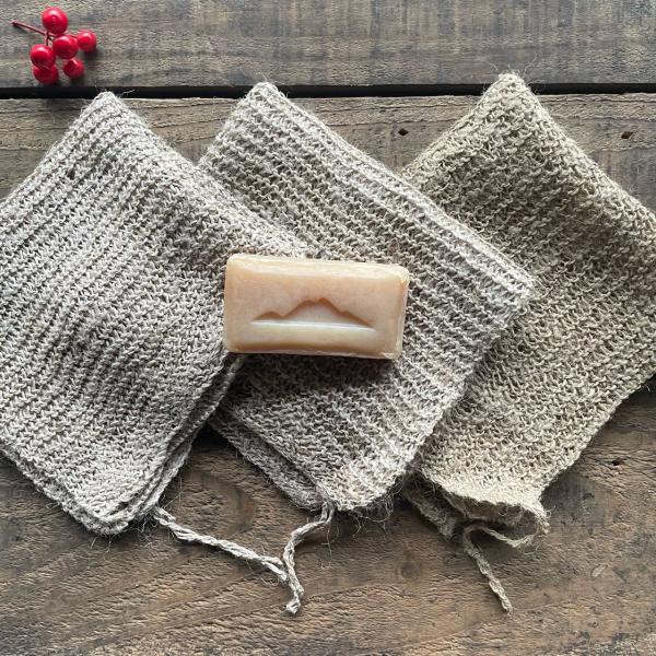 『ヒマラヤからの小さな贈り物』イラクサのボディタオルヒマラヤの村で暮らすグルン族の女性がイラクサをほぐし紡いで、手編みしたボディタオルです。イラクサは使いこむほどに、柔らかくなり使い心地がとてもいいです。泡立ちもよく、体の角質や汚れを優しく...