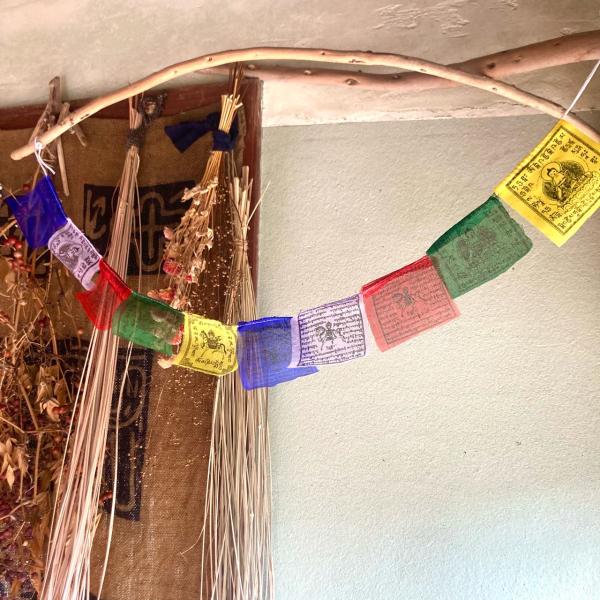 タルチョ　祈祷旗●「タルチョ」は、チベット仏教由来の祈祷旗。旗の色は、青、白、赤、緑、黄の順番で決まっており、それぞれ天・風・火・水・地を表現しています。旗に書かれている経文は、風になびくたびに読経したことになると信じられています。●ネパー...