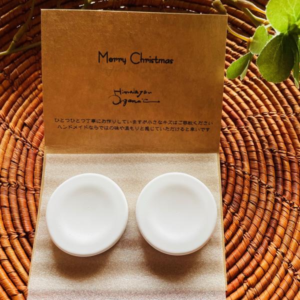 [アロマストーン」２個入り火や電気を使用しないEcoで安全なディフューザーです。お好きな精油エッセンシャルオイルをしみこませて、手軽に香りを楽しむサークルストーンです。お仕事のディスクやベットサイド、玄関など自分の周囲を適度に香らせるのに適...