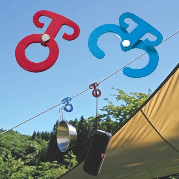 テント・タープの張縄を利用して小物などを吊り下げられます。フック部は自在としても使え、材質はジュラルミン製。引張り強度は120kgfと強靭です。※使用可能なロープ径φ3.0〜5.0mm■セット内容：レッド、ブルー各1個■サイズ：全長/60m...