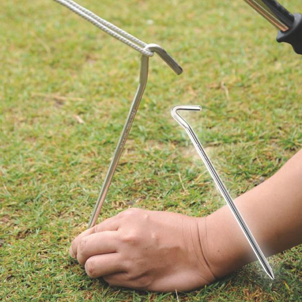 ステンレス製の強靭ペグ。鍛造タイプと比べて強くて軽量！そして錆びにくい！■サイズ：約φ7×300mm■重量：約100g■素材：ステンレス鋼 検索ワード：  アウトドア キャンプ レジャー アウトドアグッズ キャンプ用品 アウトドアペグ テン...